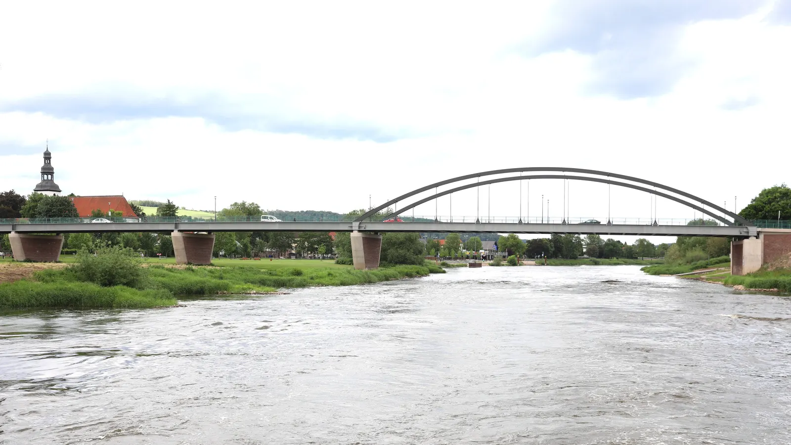 Die Weser bei Beverungen mit Weserbrücke und dem Turm der Kirche St. Johannes Baptist